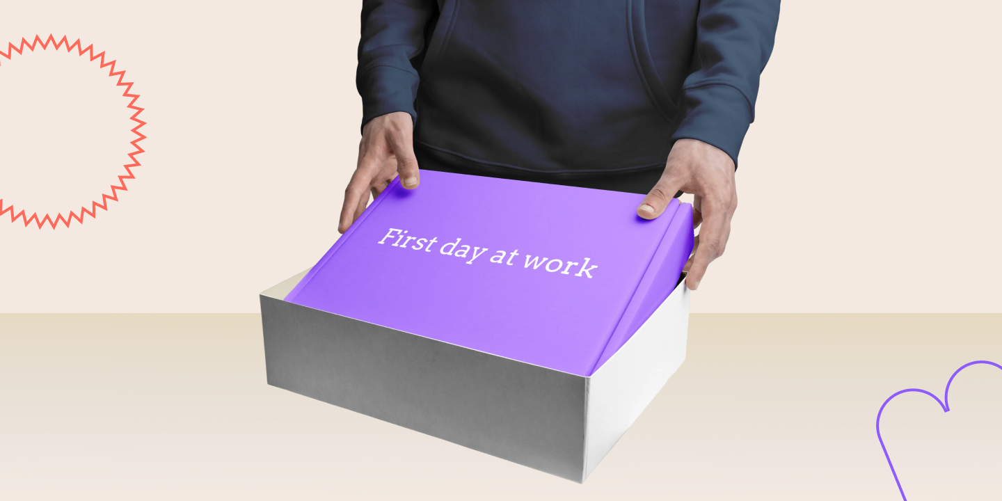 Un kit de bienvenue posé sur un bureau avec un carnet, une bouteille personnalisée et une petite boîte cadeau, prêt pour le premier jour d'une nouvelle recrue